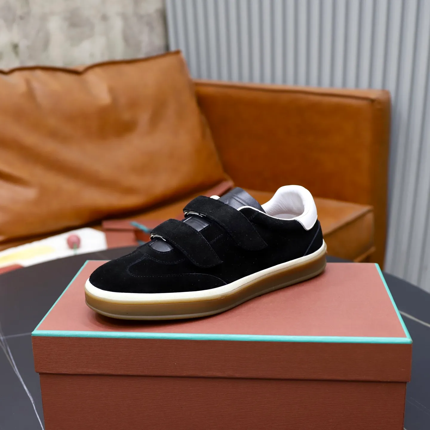Ex-factory price: 560💰Loro Riana men’s moral training sneakers! Made from high-quality materials and designed in a low-cut silhouette, it offers an elegant and stylish look that's suitable for year-round wear. The unique double-layer sole aesthetic design, caramel cup-shaped outsole is decorated with off-white rubber trim, creating an attractive color combination. Pair with tailored pieces or jeans for a sophisticated yet casual look. The heel is decorated with soft cow leather tongue with Kummel color inserts and cotton laces with embossed LP logo. Upper: cow split suede stitching knitted fabric. Lining: original thickened soft sheepskin. Size: 38-39-40-41-42-43-44 (customized in 45.46)